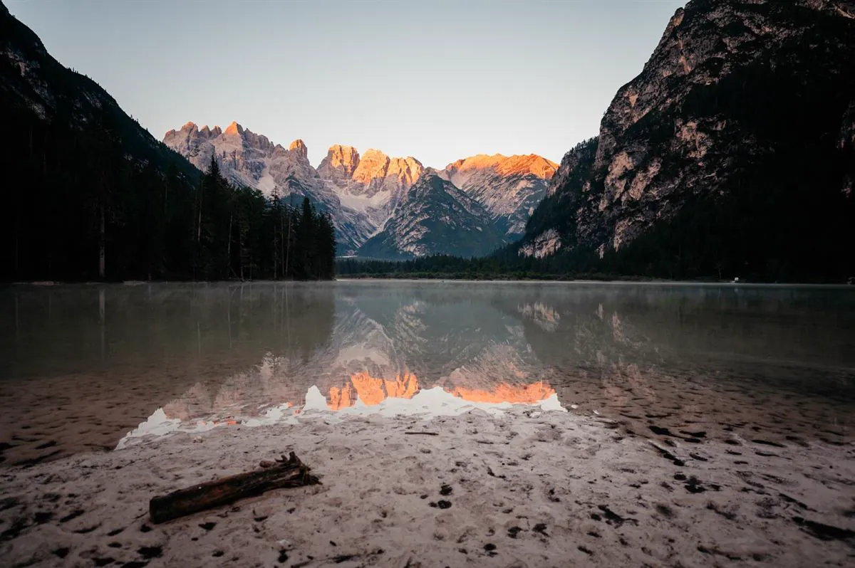 Bergsee in den Dolomiten am Morgen