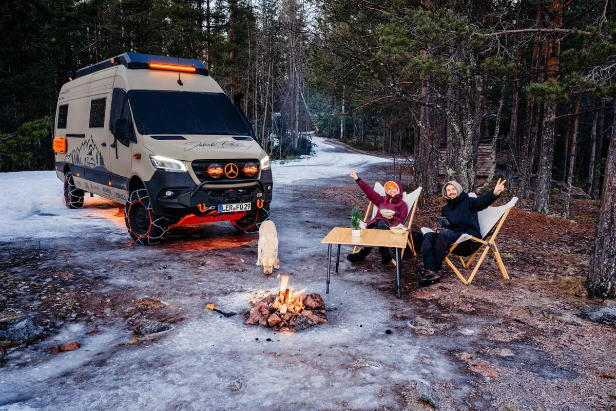 Lagerfeuer im Winter vor dem Van