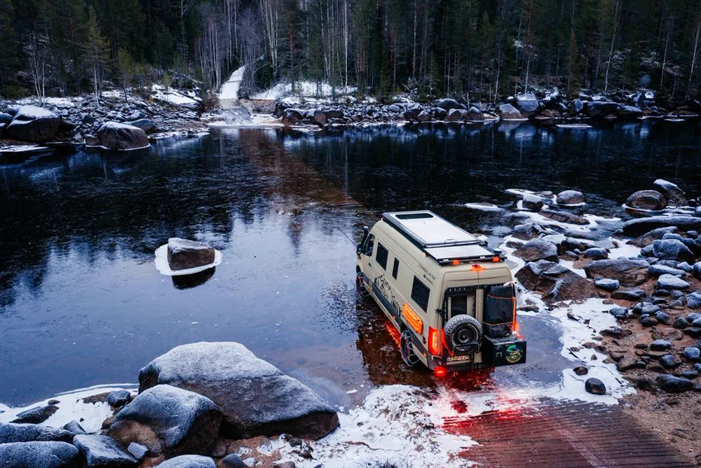 Der Sprinter im vereisten Flussbett