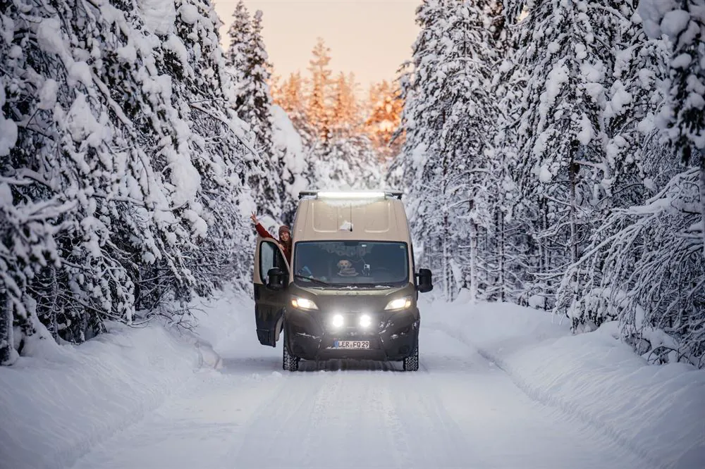 Der Sprinter auf einer verschneiten Waldstraße