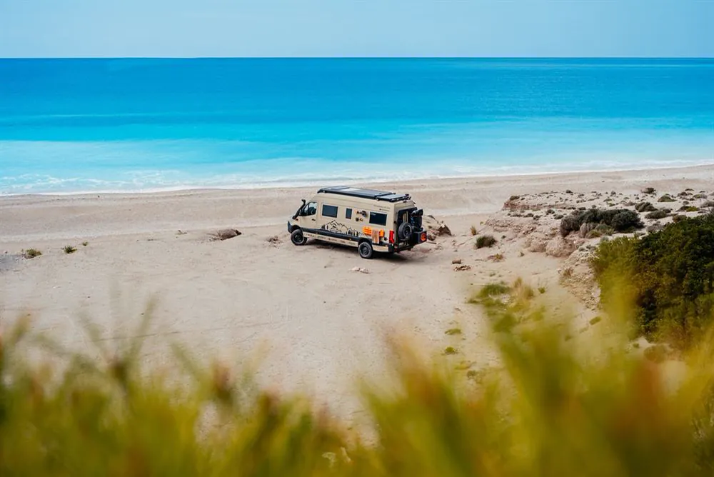 Der Sprinter an einem türkisen Strand