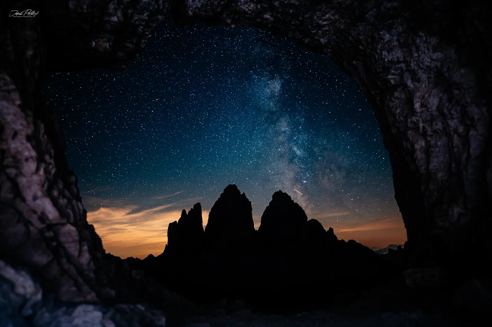 Die Milchstraße über den Drei Zinnen, fotografiert aus einer Höhle