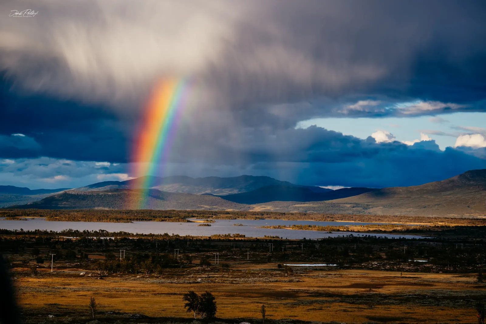 Regenbogen über einer Hochebene in Lappland