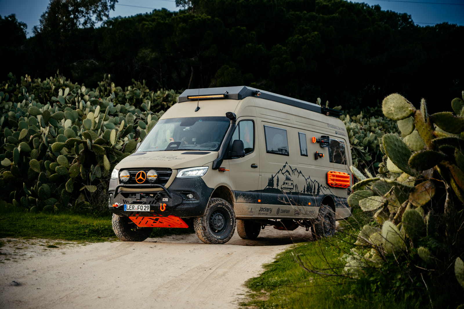 Der Allrad-Sprinter auf einer Piste zwischen Kakteen