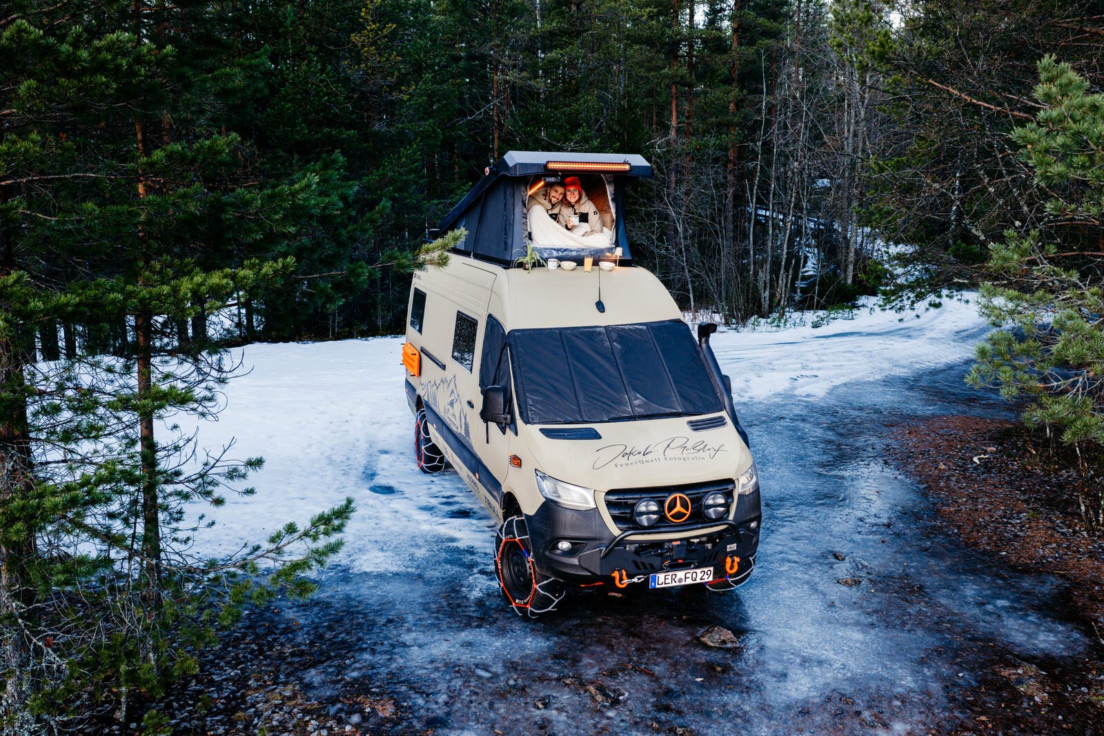 Der Sprinter im verschneiten Wald, wir schauen aus dem Aufstelldach